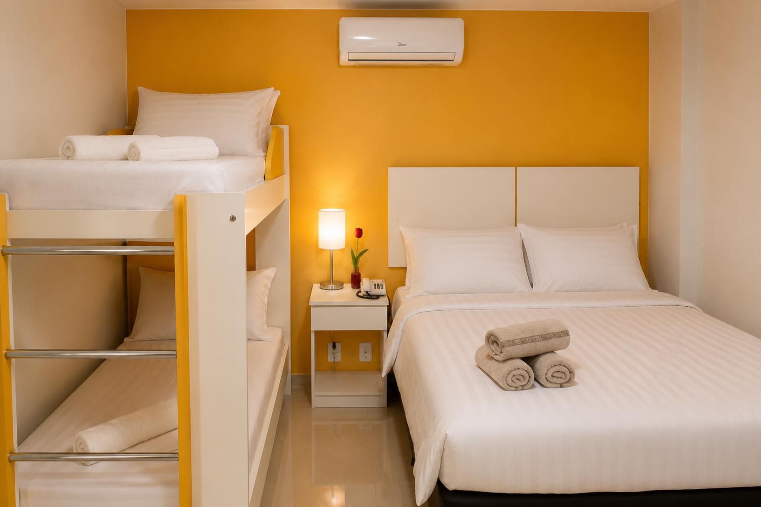 Bright suite with a private balcony overlooking palm trees in Recreio